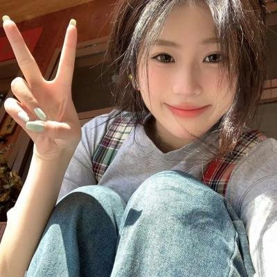 给小酒馆女子喝高杯酒